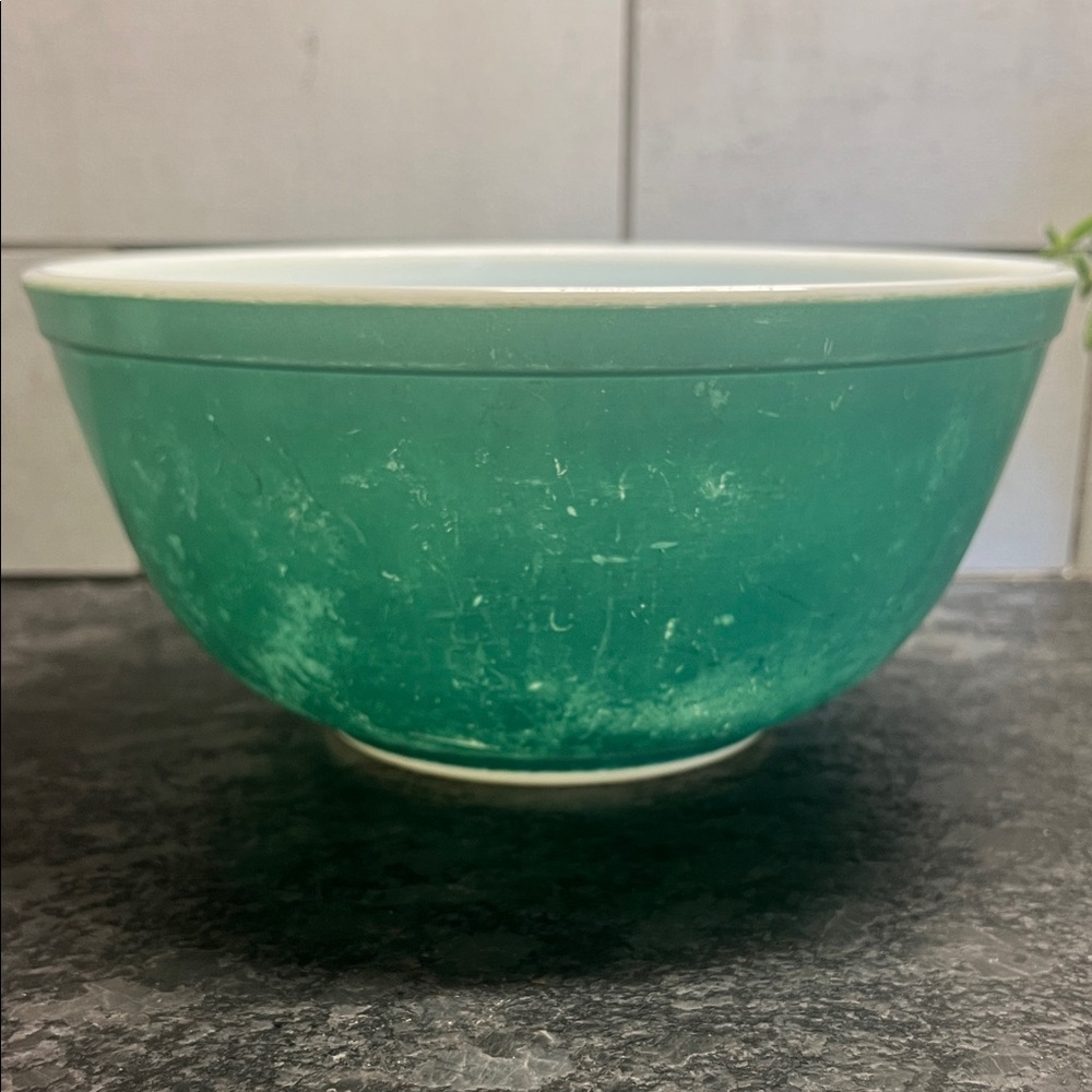 403 2.5 qt Vintage Pyrex Green Mixing Bowl. No chips or cracks